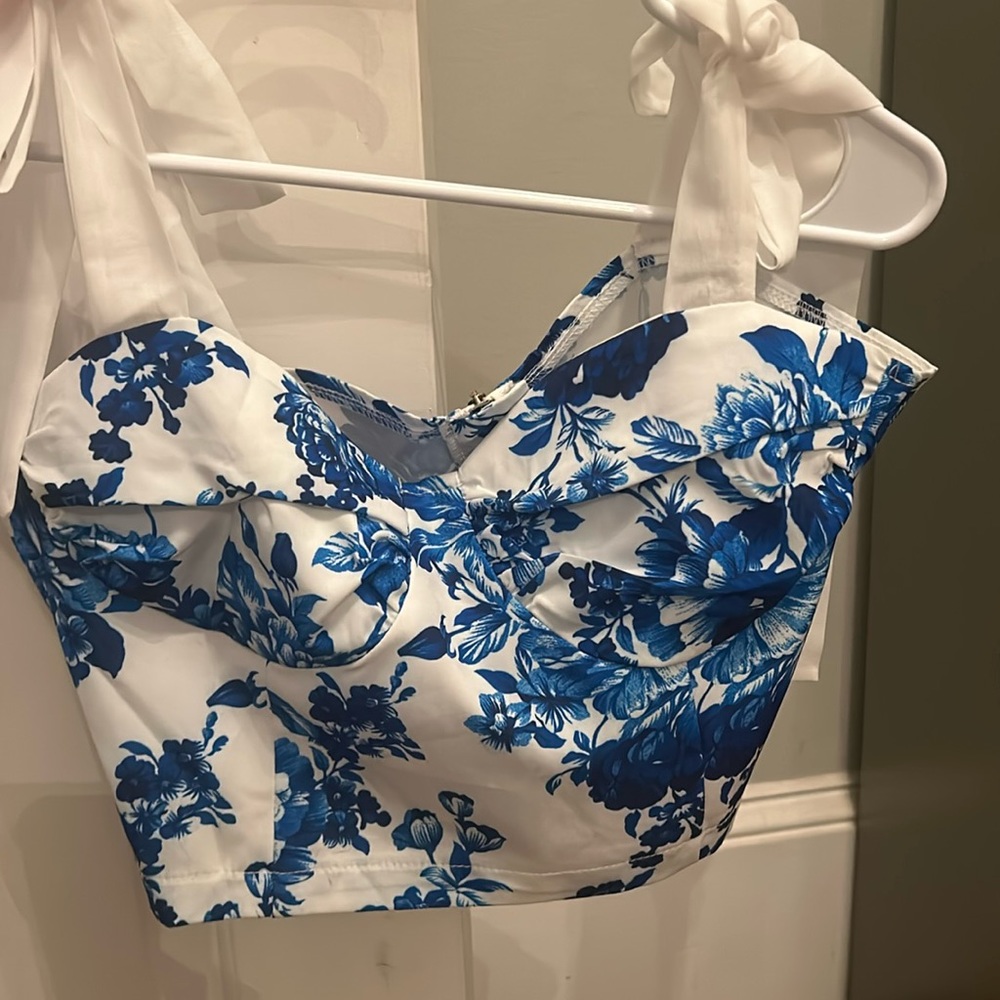 Cute cropped floral top